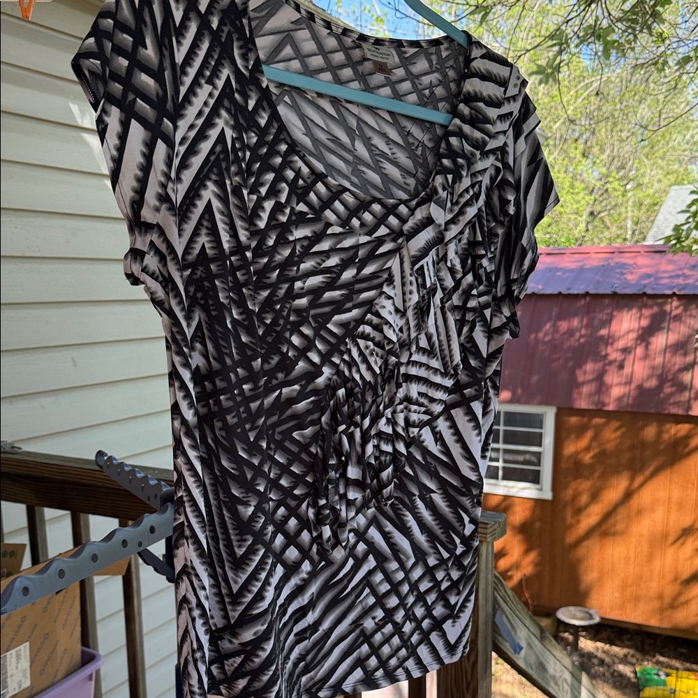 Worthington Women’s 1X Black & White Geometric V-Neck Top with ruffle stretch